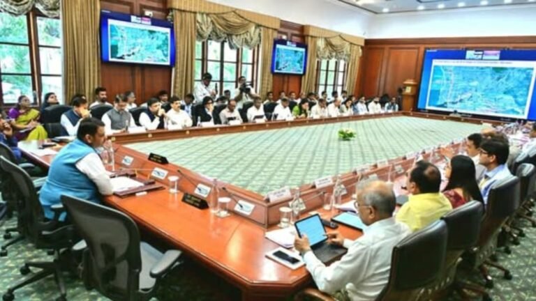 महाराष्ट्राच्या संपन्नतेसाठी पायाभूत सुविधांच्या निर्मिती प्रकल्पांची कामे गतीने पूर्ण होणे गरजेचे आहे.