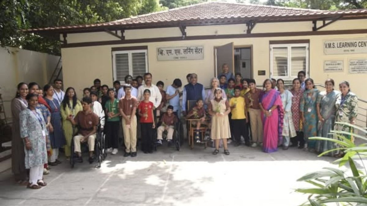‘व्हिक्टोरिया मेमोरियल स्कूल फॉर द ब्लाइंड’ या अंध विद्यालयाला भेट देऊन दिव्यांग विद्यार्थ्यांचे गुलाबपुष्प देऊन स्वागत