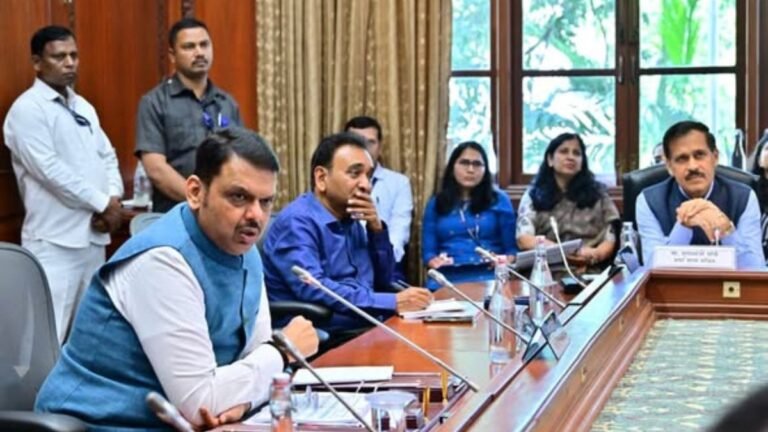 महाराष्ट्राच्या संपन्नतेसाठी पायाभूत सुविधांच्या निर्मिती प्रकल्पांची कामे गतीने पूर्ण होणे गरजेचे आहे.