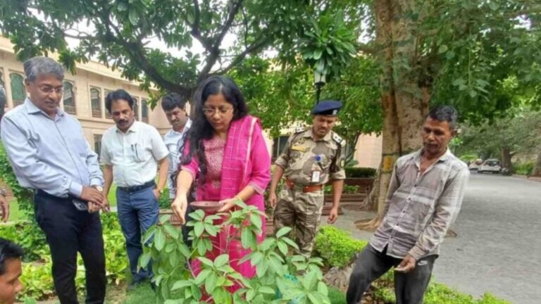 महाराष्ट्र सदन येथे जागतिक पर्यावरण दिनानिमित्त वृक्षारोपण