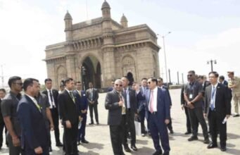 म्यानमारचे राष्ट्राध्यक्ष यू मिन आंग ह्लाईंग यांची गेट वे ऑफ इंडियाला भेट
