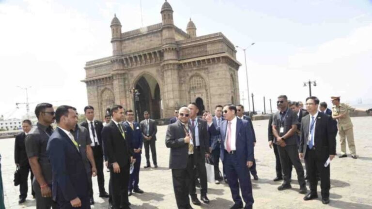 म्यानमारचे राष्ट्राध्यक्ष यू मिन आंग ह्लाईंग यांची गेट वे ऑफ इंडियाला भेट
