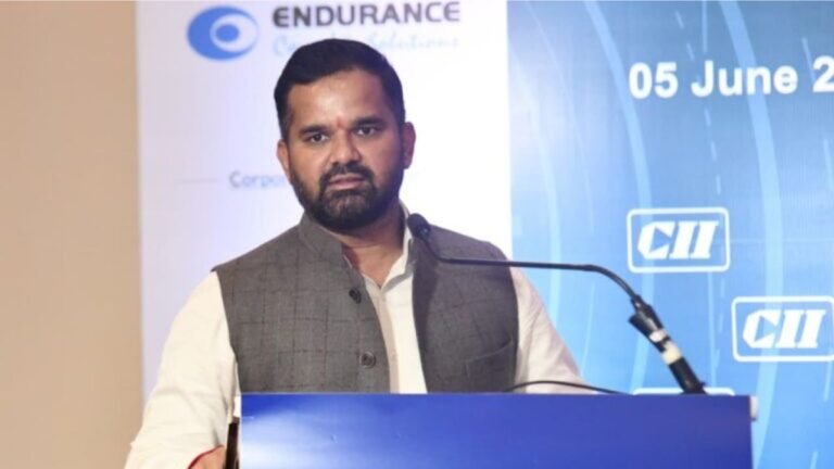 औद्योगिक गुंतवणुकीबरोबर पर्यावरण संवर्धनालाही प्राधान्य द्या; प्रशासन उद्योजकांच्या पाठीशी; नियोजनबद्ध औद्योगिक विकासासाठी सहकार्याची ग्वाही