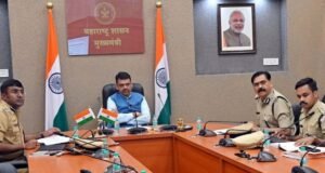 मुख्यमंत्री देवेंद्र फडणवीस यांच्यासमोर जिल्हा पोलीस अधीक्षक हर्ष पोद्दार यांच्या नेतृत्वाखालील अभ्यासगटाने ‘स्फोटके नियम २००८’ संदर्भातील मसुद्याचे सादरीकरण केले.