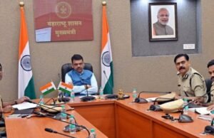 मुख्यमंत्री देवेंद्र फडणवीस यांच्यासमोर जिल्हा पोलीस अधीक्षक हर्ष पोद्दार यांच्या नेतृत्वाखालील अभ्यासगटाने ‘स्फोटके नियम २००८’ संदर्भातील मसुद्याचे सादरीकरण केले.