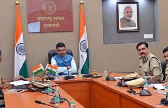 मुख्यमंत्री देवेंद्र फडणवीस यांच्यासमोर जिल्हा पोलीस अधीक्षक हर्ष पोद्दार यांच्या नेतृत्वाखालील अभ्यासगटाने ‘स्फोटके नियम २००८’ संदर्भातील मसुद्याचे सादरीकरण केले.