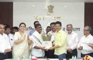 नंदुरबार जिल्ह्यातील अक्कलकुवा व धडगाव या अतिदुर्गम आदिवासी भागांमध्ये प्रतिकूल परिस्थितीत कार्यरत राहून आरोग्यसेवेचा दीप अखंड