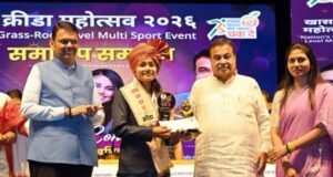 मुख्यमंत्री देवेंद्र फडणवीस, केंद्रीय रस्ते वाहतूक व महामार्ग मंत्री नितीन गडकरी, केंद्रीय युवक कल्याण व क्रीडा राज्यमंत्री रक्षा खडसे, आदी मान्यवरांच्या हस्ते १४ खेळाडूंना ‘खासदार क्रीडा भूषण पुरस्कार’ प्रदान