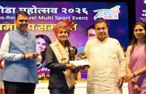 मुख्यमंत्री देवेंद्र फडणवीस, केंद्रीय रस्ते वाहतूक व महामार्ग मंत्री नितीन गडकरी, केंद्रीय युवक कल्याण व क्रीडा राज्यमंत्री रक्षा खडसे, आदी मान्यवरांच्या हस्ते १४ खेळाडूंना ‘खासदार क्रीडा भूषण पुरस्कार’ प्रदान