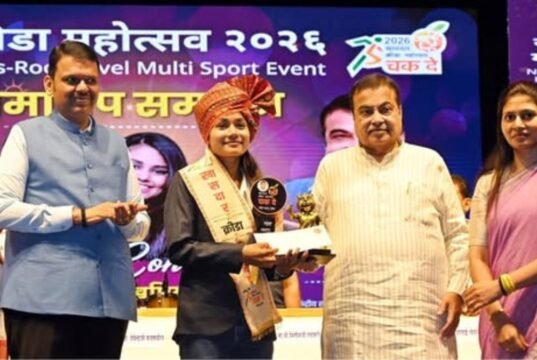 मुख्यमंत्री देवेंद्र फडणवीस, केंद्रीय रस्ते वाहतूक व महामार्ग मंत्री नितीन गडकरी, केंद्रीय युवक कल्याण व क्रीडा राज्यमंत्री रक्षा खडसे, आदी मान्यवरांच्या हस्ते १४ खेळाडूंना ‘खासदार क्रीडा भूषण पुरस्कार’ प्रदान