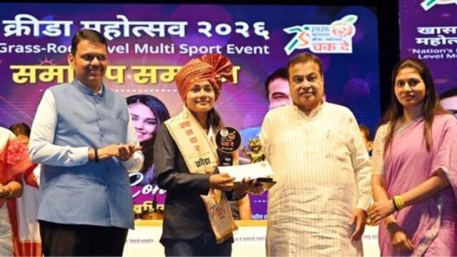 Chief Minister Devendra Fadnavis, Union Minister for Road Transport and Highways Nitin Gadkari, Union Minister of State for Youth Welfare and Sports Raksha Khadse, and other dignitaries presented the 'Khasdar Krida Bhushan Award' to 14 athletes.