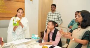 अंगणवाडीतील बालकांसह गरोदर महिला, स्तनदा माता तसेच आकांक्षित जिल्ह्यांतील किशोरवयीन मुलींना देण्यात येणाऱ्या घरपोच आहारामध्ये पोषणमूल्यांसोबतच चवीलाही प्राधान्य देत