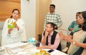 अंगणवाडीतील बालकांसह गरोदर महिला, स्तनदा माता तसेच आकांक्षित जिल्ह्यांतील किशोरवयीन मुलींना देण्यात येणाऱ्या घरपोच आहारामध्ये पोषणमूल्यांसोबतच चवीलाही प्राधान्य देत