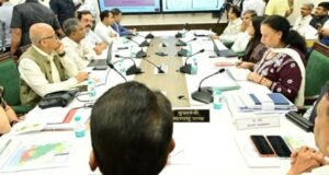 मुख्यमंत्री देवेंद्र फडणवीस यांनी मंत्रालयातील राज्य आपत्ती व्यवस्थापन नियंत्रण कक्षाला भेट देऊन राज्यातील अतिवृष्टी, पूरस्थिती, आपत्ती व्यवस्थापन व मदतकार्याचा आढावा घेतला.