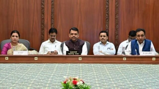 A meeting of the apex committee for the development plans of various pilgrimage sites was held under the chairmanship of Chief Minister Devendra Fadnavis.