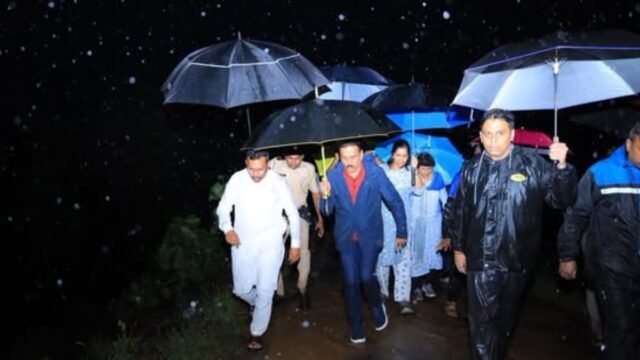 Against the backdrop of heavy rainfall, Disaster Management Minister Girish Mahajan visited Palghar district and reviewed the flood situation.