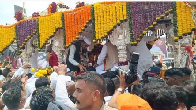 Arrival of the Palkhi of the revered Saint Dnyaneshwar Mauli in the district amidst an atmosphere of devotion.