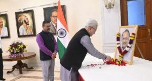 दिवंगत उपमुख्यमंत्री अजित पवार यांच्या जयंतीनिमित्त लोकभवन येथे त्यांच्या प्रतिमेला राज्यपाल जिष्णु देव वर्मा यांनी पुष्पांजली वाहून अभिवादन केले