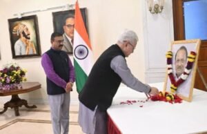 दिवंगत उपमुख्यमंत्री अजित पवार यांच्या जयंतीनिमित्त लोकभवन येथे त्यांच्या प्रतिमेला राज्यपाल जिष्णु देव वर्मा यांनी पुष्पांजली वाहून अभिवादन केले