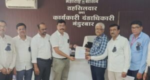शिक्षकांच्या विविध प्रलंबित मागण्यांसाठी नंदुरबार जिल्हा मुख्याध्यापक संघाच्या वतीने तहसीलदारांना निवेदन