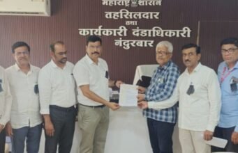 शिक्षकांच्या विविध प्रलंबित मागण्यांसाठी नंदुरबार जिल्हा मुख्याध्यापक संघाच्या वतीने तहसीलदारांना निवेदन