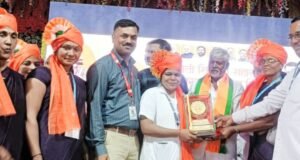 यशस्वी आरोग्य अभियानाबद्दल आरोग्य सेविका लीना हिरणवाळे व टीमचा विशेष सन्मान