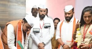 ‘पुण्यश्लोक अहिल्यादेवी होळकर कर्जमुक्ती योजनेअंतर्गत’ सोलापूर जिल्ह्यातील सात शेतकऱ्यांना कर्जमुक्ती झाल्यामुळे प्रातिनिधिक स्वरूपात कर्जमुक्तीचे प्रमाणपत्र