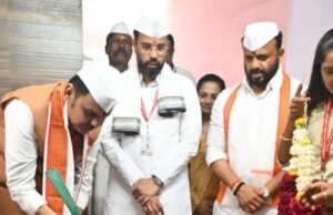‘पुण्यश्लोक अहिल्यादेवी होळकर कर्जमुक्ती योजनेअंतर्गत’ सोलापूर जिल्ह्यातील सात शेतकऱ्यांना कर्जमुक्ती झाल्यामुळे प्रातिनिधिक स्वरूपात कर्जमुक्तीचे प्रमाणपत्र