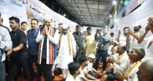 आषाढी वारीदरम्यान पंढरपूरकडे पायी जाणाऱ्या लाखो वारकऱ्यांना मोफत आरोग्यसेवा आणि चरणसेवेचा लाभ