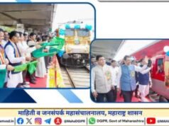 मुख्यमंत्री देवेंद्र फडणवीस यांनी नागपूर रेल्वे स्थानकातून ‘बोधगया’ येथे जाणाऱ्या भाविकांच्या रेल्वेला दि. ११ जुलै राेजी हिरवा झेंडा दाखविला