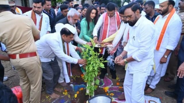 The ‘Paryavaranachi Vari Pandharichya Dari’ (Pilgrimage for the Environment to Pandharpur) initiative, organized by the Maharashtra Pollution Control Board and the Environment and Climate Change Department, concluded at the hands of Chief Minister Devendra Fadnavis.