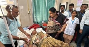 अपघातग्रस्त वारकऱ्यांची उपमुख्यमंत्री सुनेत्रा अजित पवार यांनी घेतली भेट