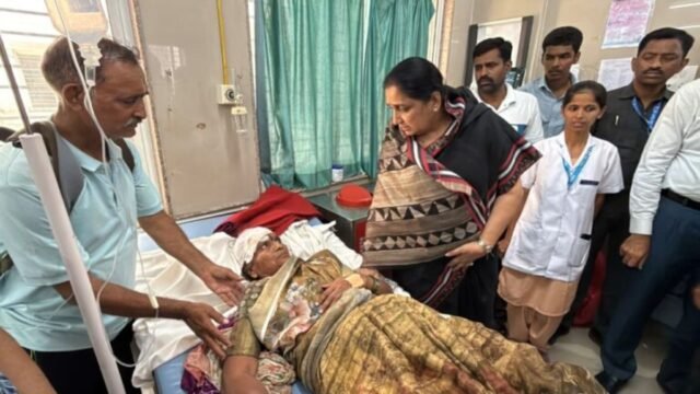 Deputy Chief Minister Sunetra Ajit Pawar met the Warkaris involved in the accident.