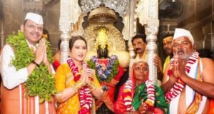 आषाढी शुद्ध एकादशीनिमित्त श्री विठ्ठल-रुक्मिणीची शासकीय महापूजा मुख्यमंत्री देवेंद्र फडणवीस यांनी सपत्नीक तसेच मानाचे वारकरी बाबासाहेब माधव माने