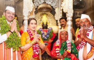 आषाढी शुद्ध एकादशीनिमित्त श्री विठ्ठल-रुक्मिणीची शासकीय महापूजा मुख्यमंत्री देवेंद्र फडणवीस यांनी सपत्नीक तसेच मानाचे वारकरी बाबासाहेब माधव माने