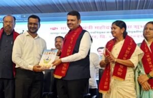 मुख्यमंत्री देवेंद्र फडणवीस, केंद्रीय रस्ते वाहतूक व महामार्ग मंत्री नितीन गडकरी यांच्या हस्ते शहरातील ४७६ सफाई कामगारांना कायम नियुक्तीपत्र