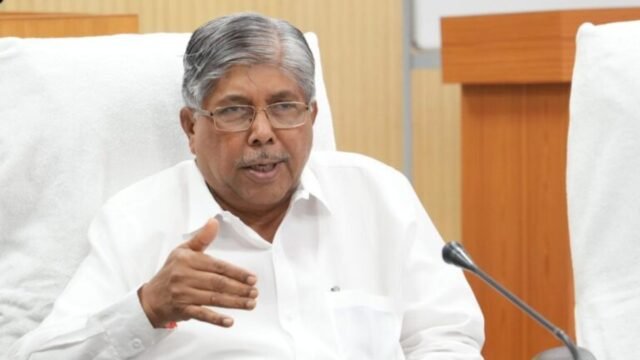 Guardian Minister Chandrakant Patil promptly steps in to assist the accident-affected Warkaris from Sangli.