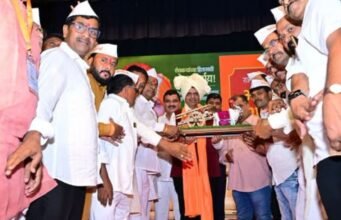 राज्यातील शेतकऱ्यांना दोन लाख रुपयांपर्यंतची कर्जमुक्ती दिल्याबद्दल शेतकऱ्यांच्या वतीने