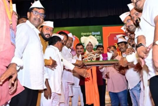 राज्यातील शेतकऱ्यांना दोन लाख रुपयांपर्यंतची कर्जमुक्ती दिल्याबद्दल शेतकऱ्यांच्या वतीने