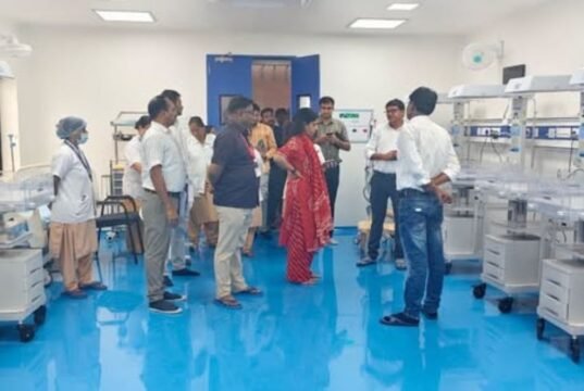 धडगाव ग्रामीण व महिला रुग्णालयाची जिल्हाधिकाऱ्यांकडून सविस्तर पाहणी; आरोग्य सुविधांच्या गुणवत्तेवर भर