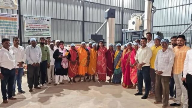 Hon. District Collector Dr. Mittali Sethi visits the millet processing unit in Akkalkuwa Taluka.