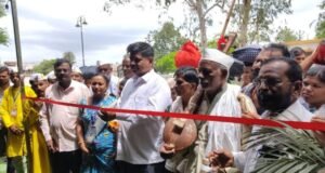फलटण येथे पालखी सोहळ्यात ‘संवाद वारी’ प्रदर्शनास वारकऱ्यांचा प्रतिसाद