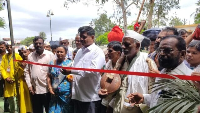Warkaris respond to the ‘Samvad Wari’ exhibition during the Palkhi procession at Phaltan.