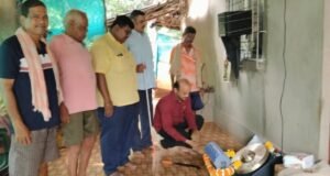 पांगरीतील दिपक म्हादे या दृष्टीबाधित तरुणाला नॅब चिपळूणतर्फे स्वयंरोजगारासाठी कांस्य थाळी मसाजर भेट
