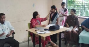 खडकी आश्रम शाळेत आरोग्य तपासणी शिबिर
