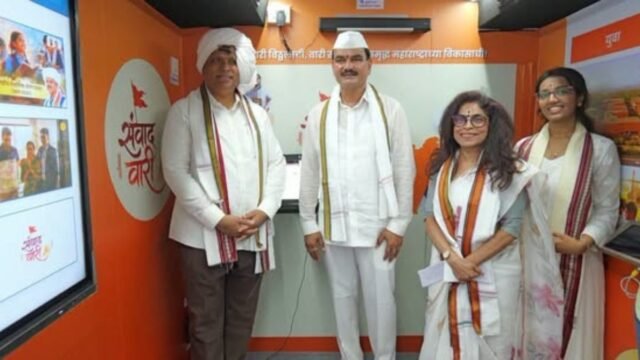 Ashish Shelar, Minister for Information Technology and Cultural Affairs, and Dattatray Bharne, Minister for Agriculture, paid a goodwill visit today to the 'Samvadvari' digital tableau at Belvadi in Indapur Taluka.