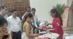 नगरविकास राज्यमंत्री माधुरी मिसाळ यांची वस्त्रोद्योग प्रदर्शनाला भेट