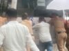 मंत्रालयासारख्या अतिसंवेदनशील ठिकाणी पोलिसांच्या गाडीला ‘दे धक्का’; गृहविभागाच्या कारभाराचे उघडे पडले धिंडवडे, 8 ते 10 पोलीस कर्मचाऱ्यांनी मारला धक्का | भंगार वाहनांच्या पुरवठ्यामुळे सुरक