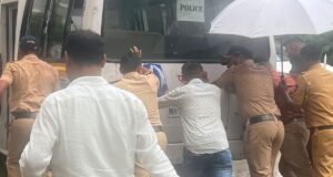 मंत्रालयासारख्या अतिसंवेदनशील ठिकाणी पोलिसांच्या गाडीला ‘दे धक्का’; गृहविभागाच्या कारभाराचे उघडे पडले धिंडवडे, 8 ते 10 पोलीस कर्मचाऱ्यांनी मारला धक्का | भंगार वाहनांच्या पुरवठ्यामुळे सुरक