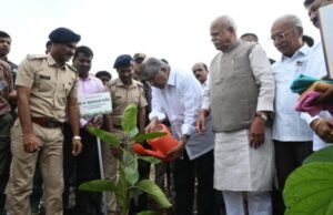 पुराचे पाणी दुष्काळी तालुक्यांकडे वळवा; धरणांतील विसर्गाचे नियोजन करा – पालकमंत्री शंभूराज देसाई
